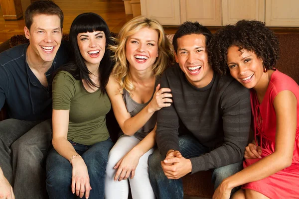 Diverso grupo de amigos hablando y riendo . — Foto de Stock