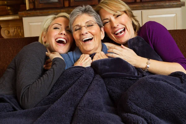 Familia de tres generaciones de mujeres . —  Fotos de Stock