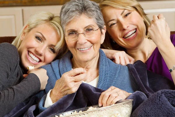 Famiglia di tre generazioni di donne . — Foto Stock