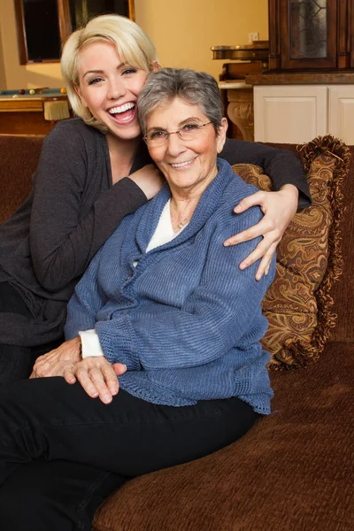 Büyükanne ve torun sarılıyor.. — Stok fotoğraf