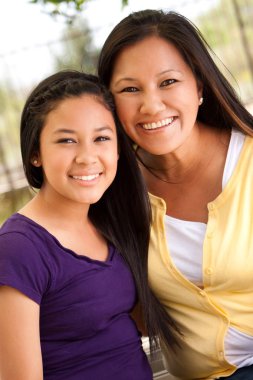 Asyalı genç kız gülümseyerek.