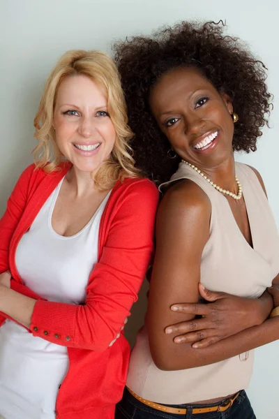 Frauen reden und lachen. — Stockfoto