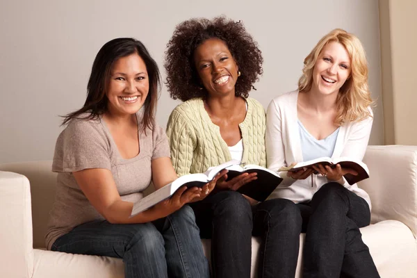 Grupo diverso de mulher em um pequeno grupo . — Fotografia de Stock