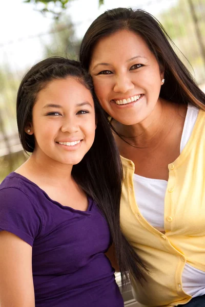 Asyalı genç kız gülümseyerek.