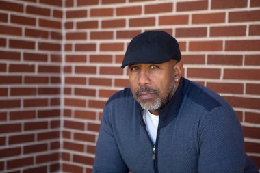 Olgun Afro-Amerikan erkek de ciddi bir göz ile.