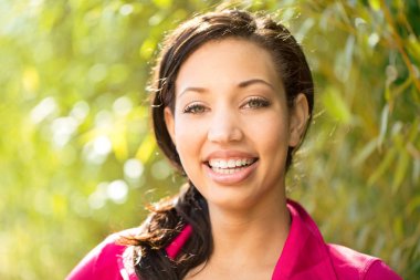 Egzersiz ve çalışma dışarı uygun kadın.