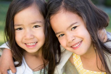 Sevimli küçük kız sarılma. Kız kardeşim ve en iyi arkadaşları.