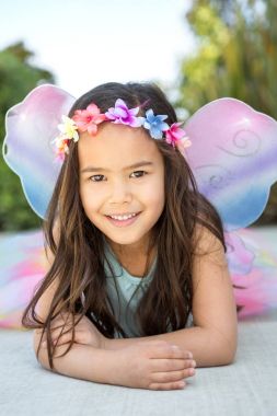 Sevimli küçük kız bir peri giyinmiş.