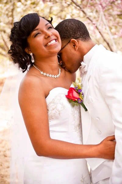 Gelin ve damat düğün gününde.