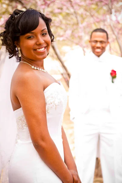 Noiva e noivo em seu dia de casamento. — Fotografia de Stock