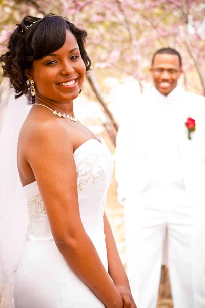 Bride and groom on their wedding day. — Stock Photo, Image