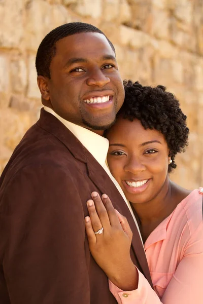 Πορτρέτο του μια αφρικανική αμερικανική ζευγάρι που αγαπούν. — Φωτογραφία Αρχείου