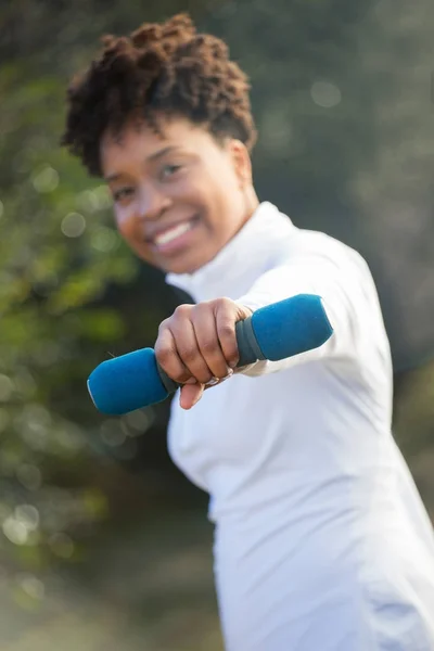Kobieta ćwiczenia i coraz fit. — Zdjęcie stockowe