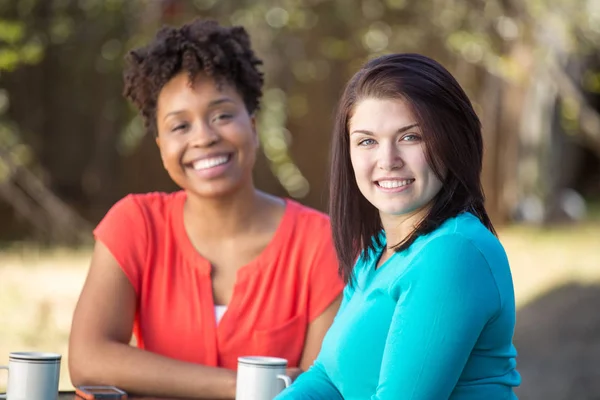 Vielfältige Gruppe von Freunden, die reden und lachen. — Stockfoto