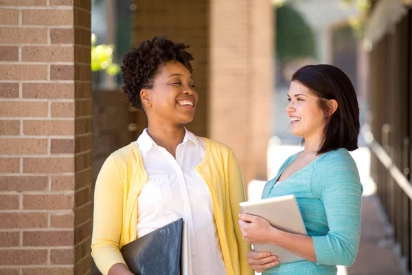 Birlikte çalışan kadınların farklı grup.