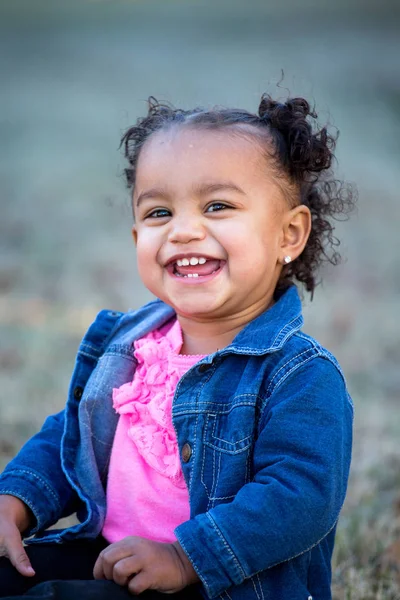 Feliz niña de raza mixta sonriendo . — Foto de Stock