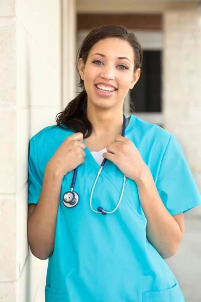 Healthcare worker. Doctor or nurse standing outside the hospital. — Stock Photo, Image