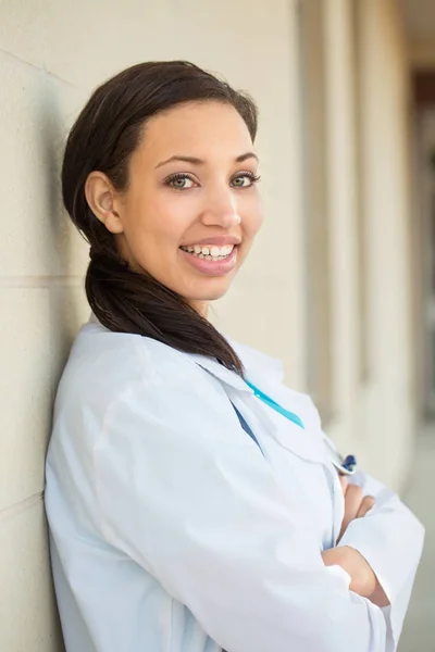 Healthcare worker. Doctor or nurse standing outside the hospital. — Stock Photo, Image