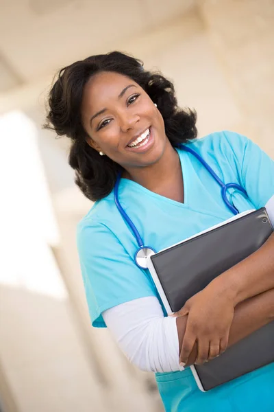 Pracowników służby zdrowia. Lekarz lub pielęgniarka stojący poza szpitalem. — Zdjęcie stockowe
