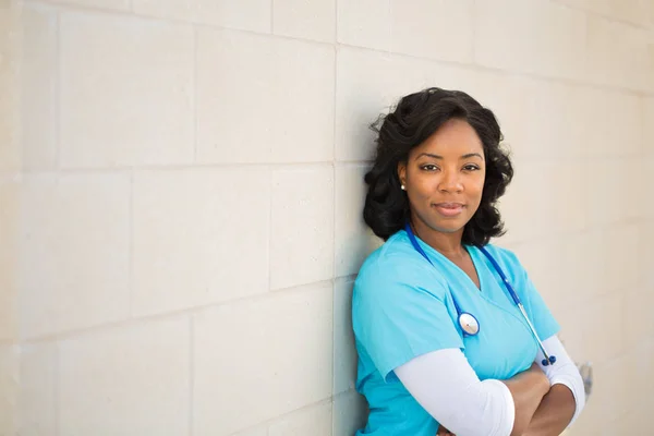 Healthcare worker. Doctor or nurse standing outside the hospital. — Stock Photo, Image