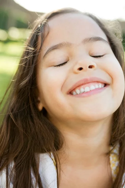 Carino bambina sorridente e felice , — Foto Stock