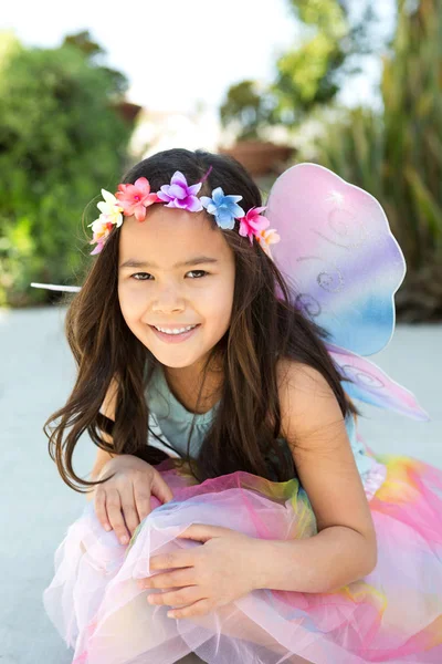 Sevimli küçük kız bir peri giyinmiş.