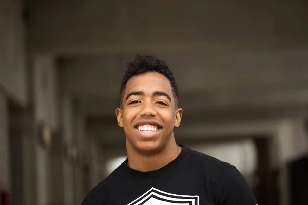 Africano americano adolescente menino sorrindo . — Fotografia de Stock
