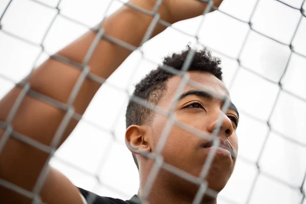 Jeune adolescent garçon dans la pensée profonde . — Photo