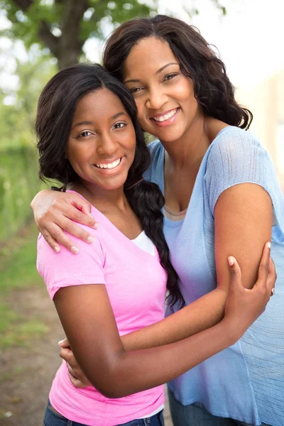 Afro-Amerikaanse moeder en haar dochter. — Stockfoto