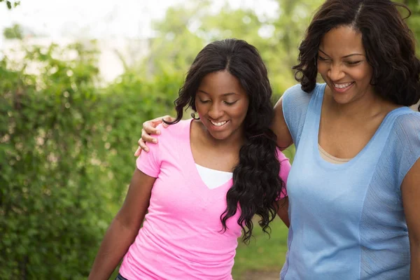 Afrikanisch-amerikanische Mutter und ihre Tochter. — Stockfoto