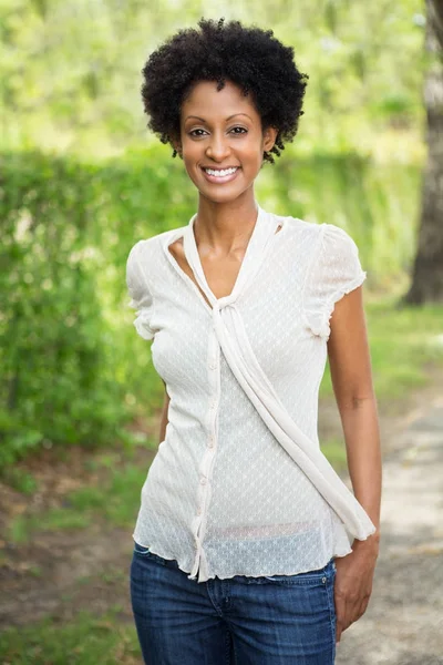 Hermosa mujer sonriendo afuera . — Foto de Stock