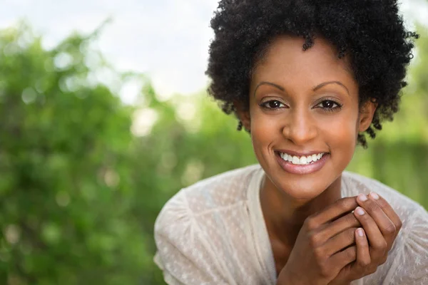 Mulher bonita sorrindo lá fora . — Fotografia de Stock