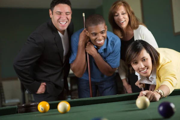 Groupe diversifié de personnes jouant au billard . — Photo