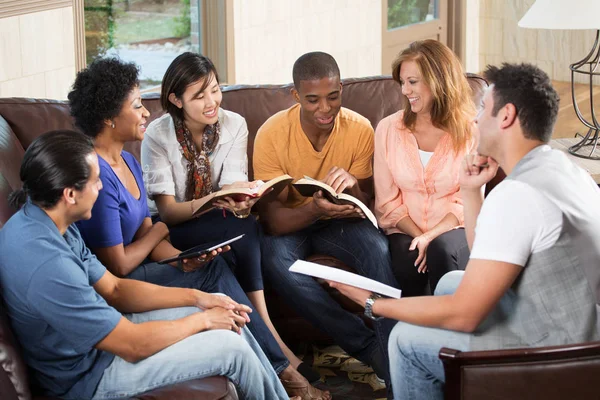 группа людей. иконок для девочек на группу. окружение друзей. толпа человечков. группы физических груп.