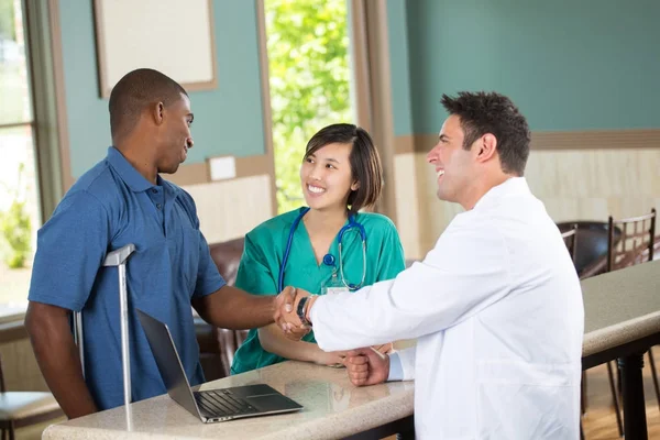 Equipo médico hablando con pacientes . —  Fotos de Stock