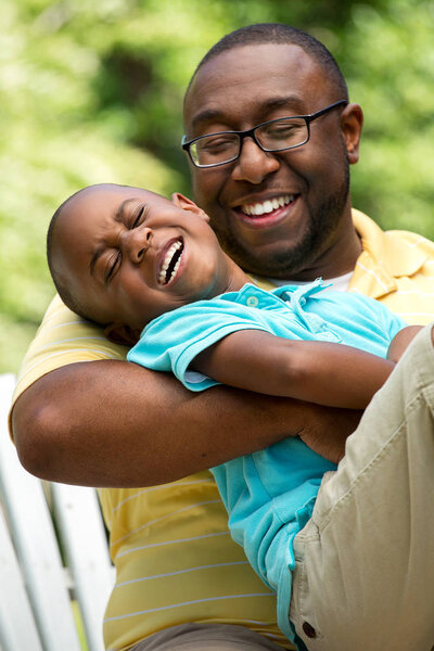 Отец обнимает своего сына
.