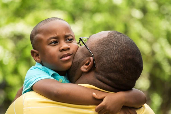 Vader in gesprek met zijn zoon. — Stockfoto