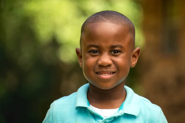 Netter kleiner Junge lächelt. — Stockfoto