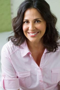 Gülümseyen güzel kendine güvenen İspanyol kadın