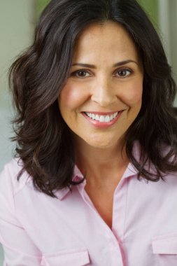 Gülümseyen güzel kendine güvenen İspanyol kadın