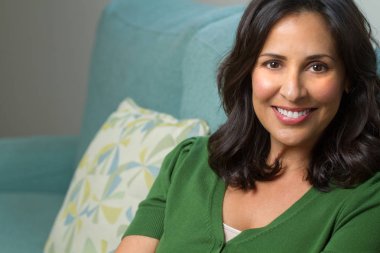 Gülümseyen güzel kendine güvenen İspanyol kadın