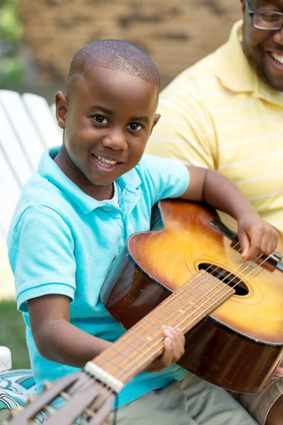 Pai rasgando seu filho para tocar guitarra . — Fotografia de Stock
