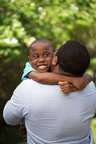 Ojciec, przytulanie, jego syna. — Zdjęcie stockowe