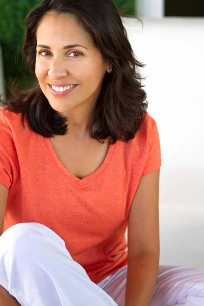 Beautiful mature hispanic woman smiling. — Stock Photo, Image