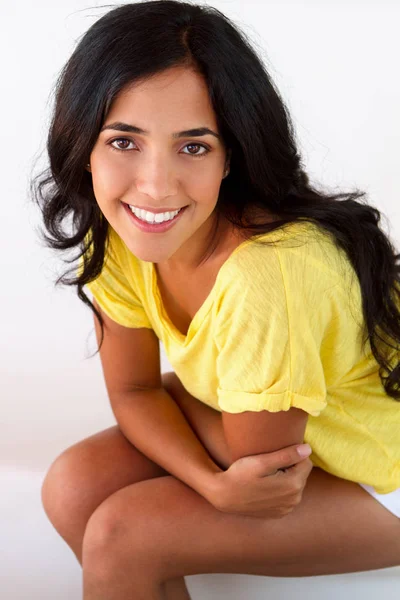 年轻美丽的西班牙裔女人微笑. — 图库照片
