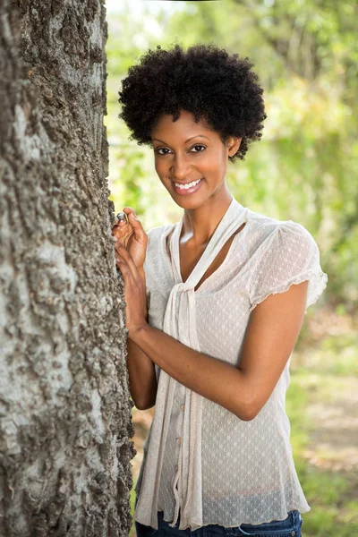 Mulher bonita sorrindo lá fora . — Fotografia de Stock