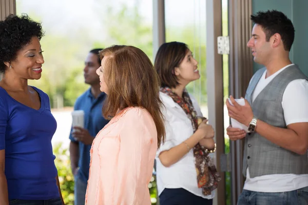 Welkom-team in de lobby. — Stockfoto