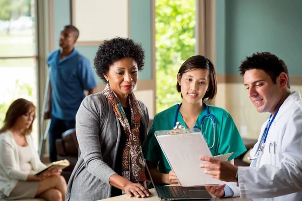 Equipo médico hablando con pacientes . — Foto de Stock