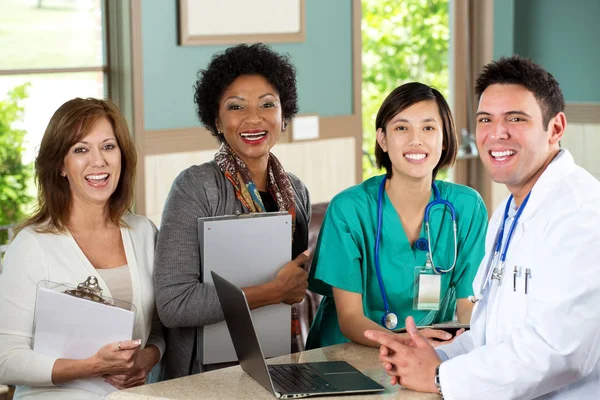 Medisch team praten met patiënten. — Stockfoto