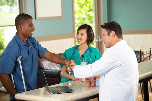 Equipo médico hablando con pacientes . —  Fotos de Stock